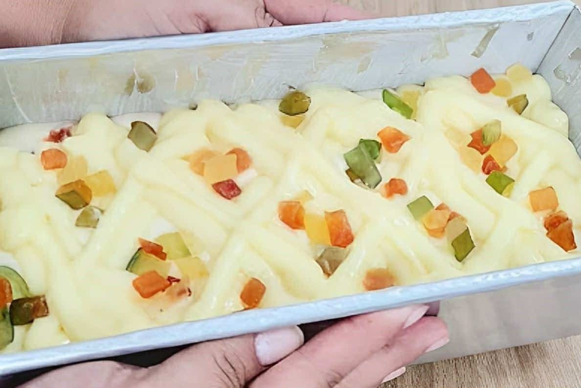 Bolo caseirinho de frutas cristalizadas com creme delicioso e muito fácil de preparar