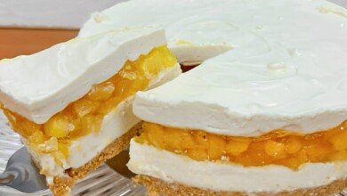 Sobremesa de Abacaxi recheada com pedaços da fruta