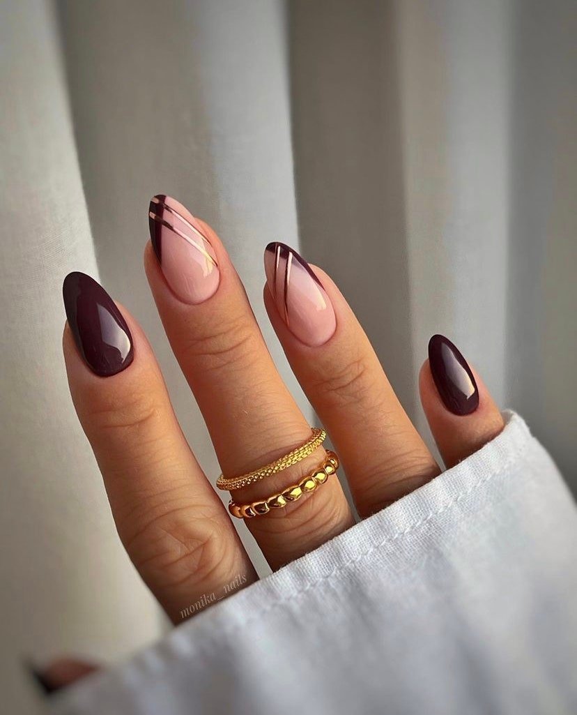 Unhas vermelho vinho com detalhes prateados