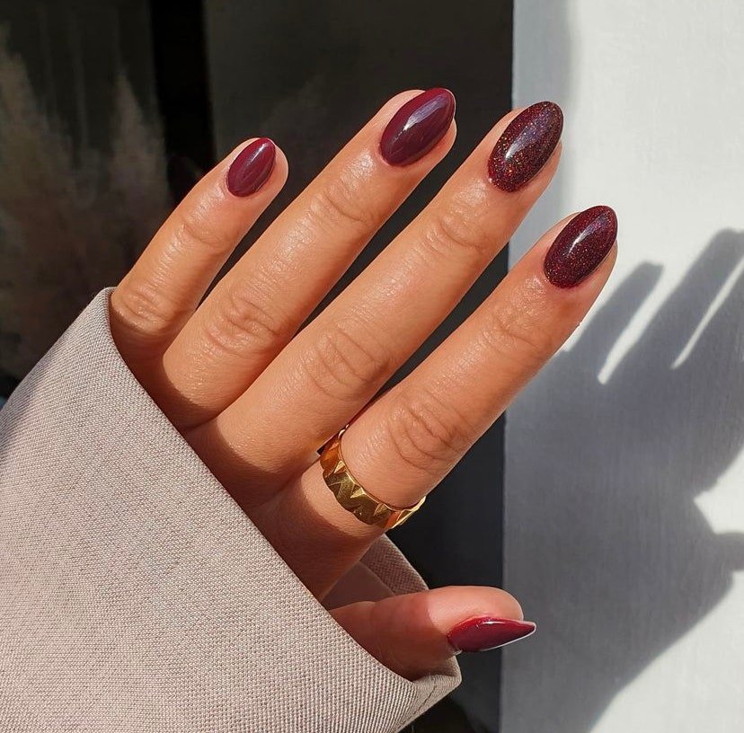 Unhas vinho tinto com glitter
