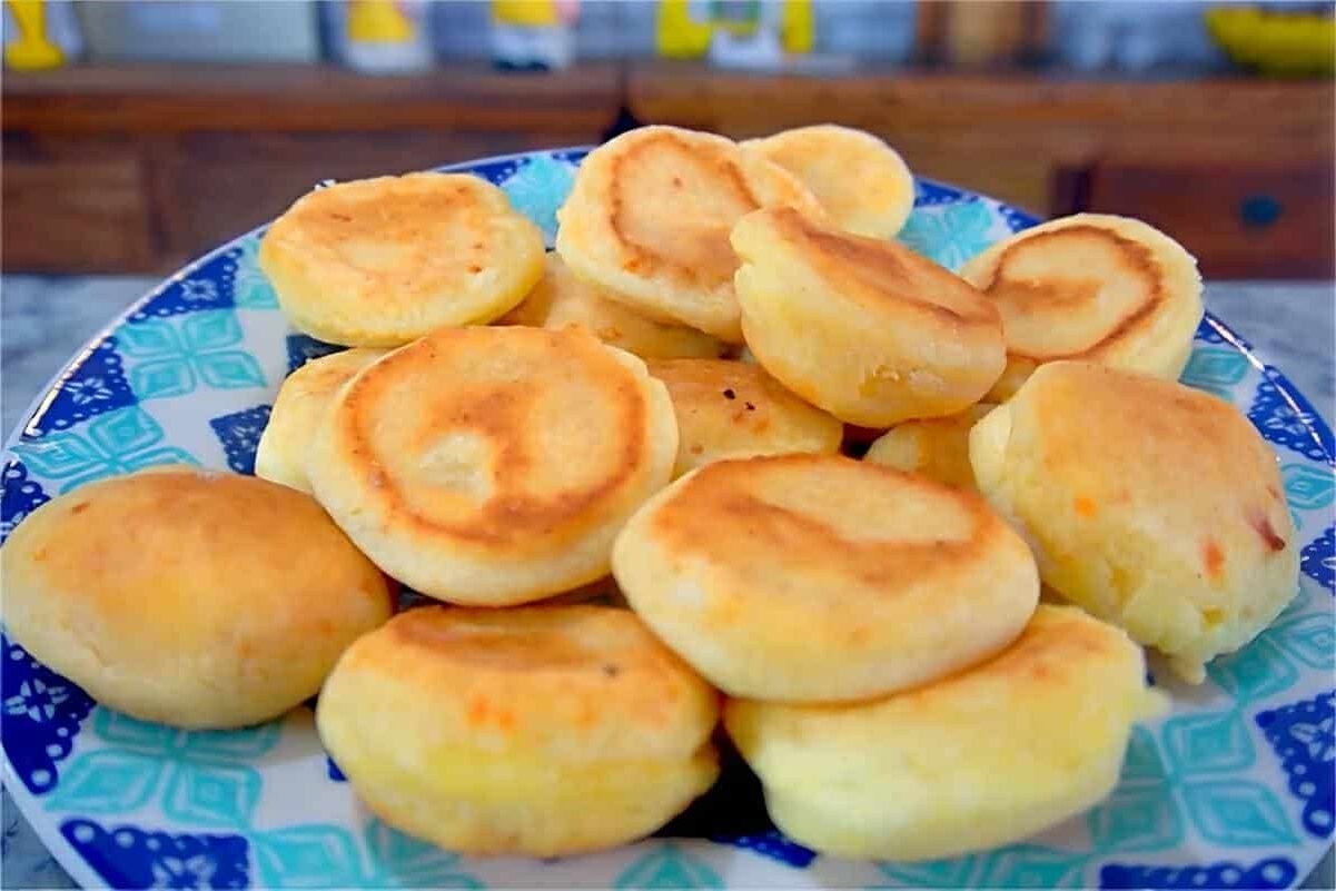 Biscoitinho de polvilho com queijo perfeito para a hora do café