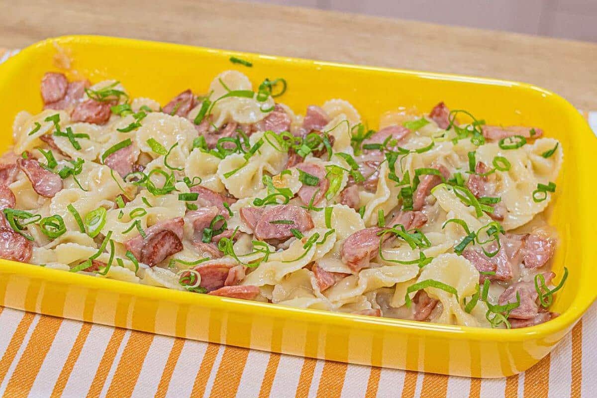 Se você está sem tempo faça esse macarrão com calabresa rápido de preparar e delicioso