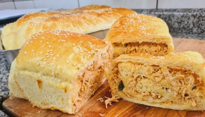 Pão recheado com frango cremoso