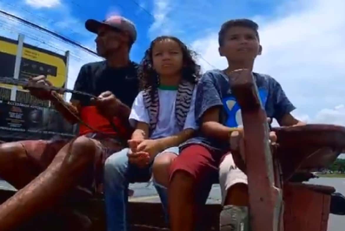 pai viraliza ao percorrer 3km de carroça todos os dias para levar os filhos na escola