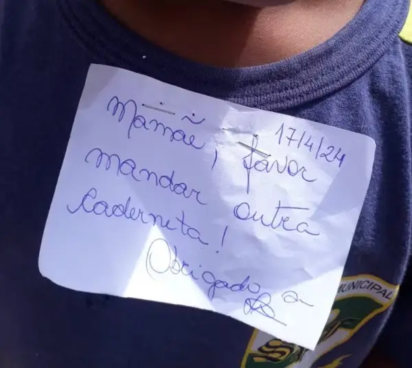 1713676281 546 Absurdo Professora grampeia bilhete em aluno e mae se pronuncia