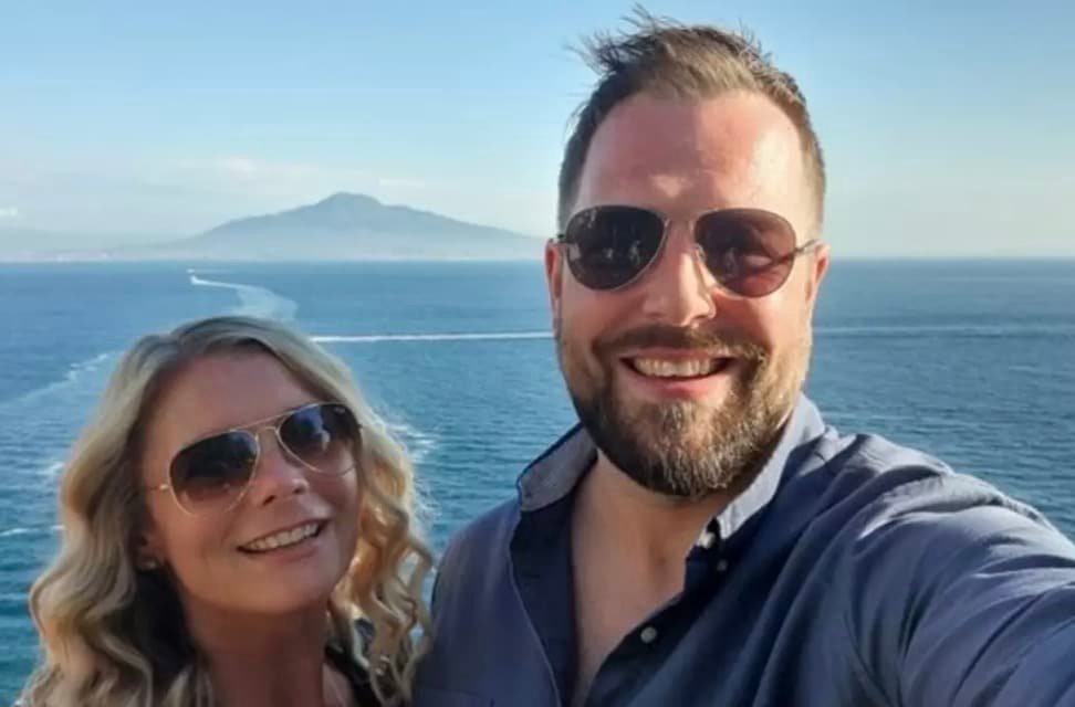O casal quer alertar outras pessoas para terem cuidado com os locais onde se hospedam no exterior (SWNS).
