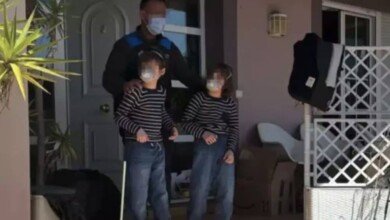 Três crianças 'resgatadas' de casa após pais com 'síndrome da COVID' as manterem trancadas por 4 anos