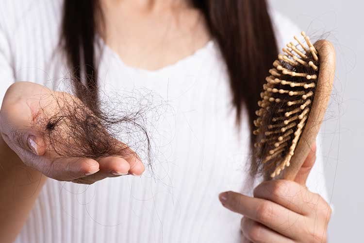 10 motivos da queda de cabelo entenda as causas comuns motivos da queda de cabelo
