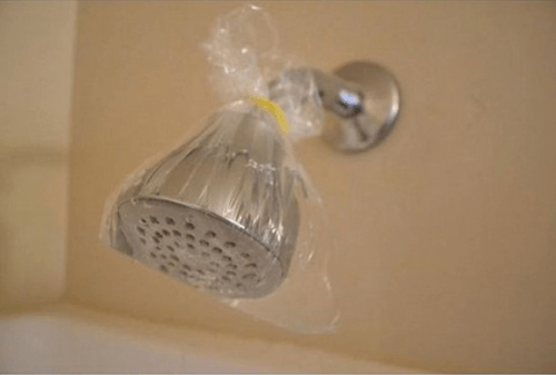 10 truques de limpeza que deixam varios objetos como novos chuveiro