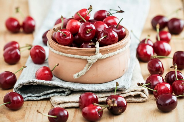 Além do suco de cereja, alguns outros alimentos naturais podem ajudar a combater a insônia