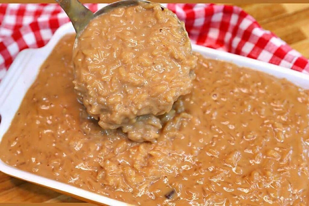 Arroz doce caramelizado com coco ralado