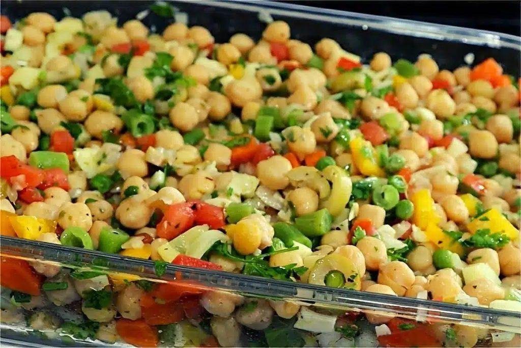 Salada de grão de bico com legumes deliciosa e refrescante para qualquer dia da semana