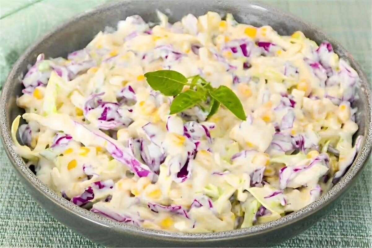Salada de repolho cremosa e rápida basta misturar os ingredientes e servir em seguida