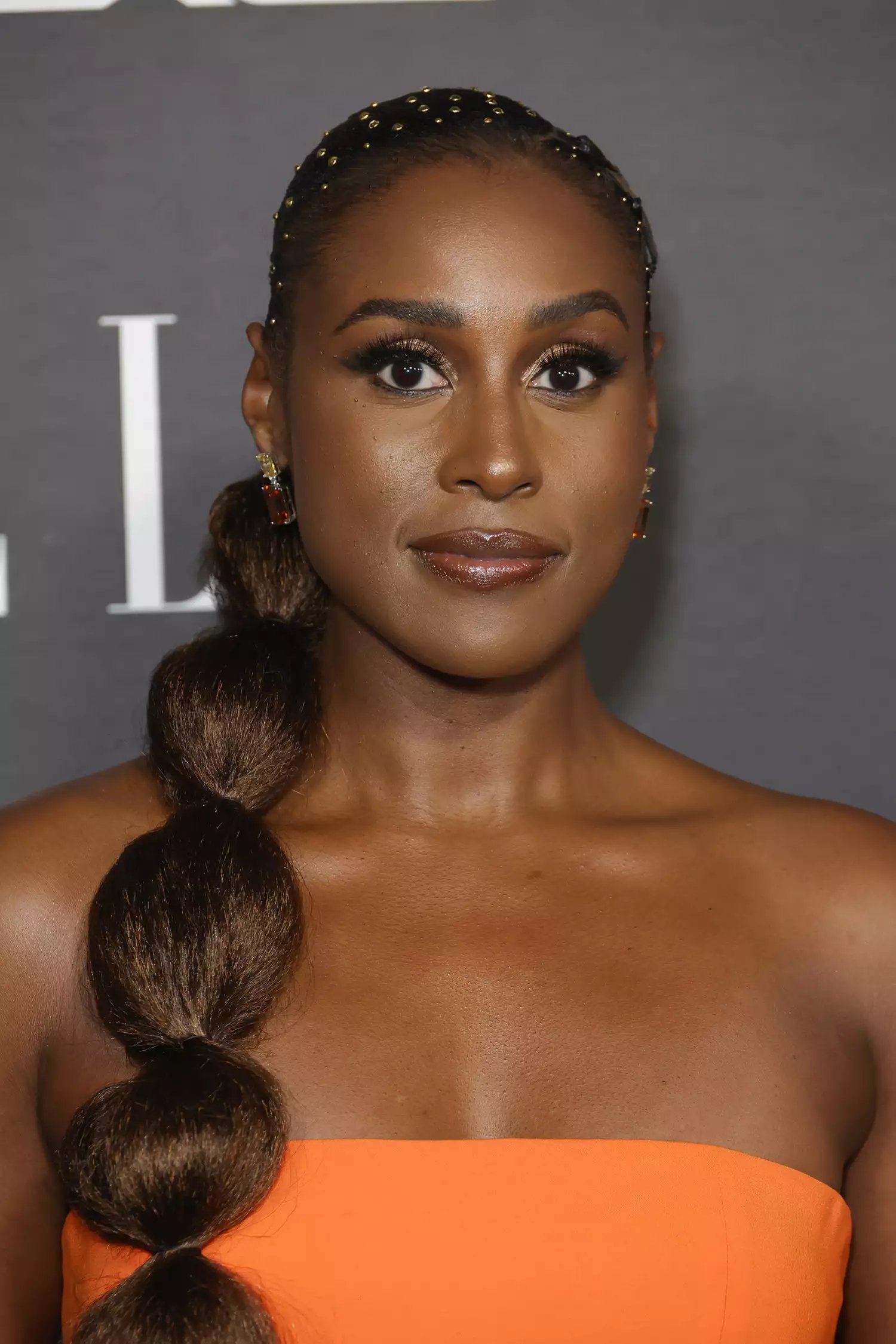 1749170590 742 6 penteados rabo de cavalo para um estilo classico Issa Rae com rabo de cavalo longo e joias no cabelo