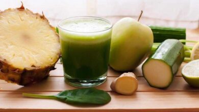 Suco de abacaxi, aipo, pepino, gengibre e limão para eliminar a barriga f