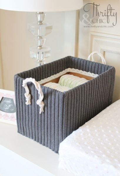 Cesta organizadora com papelão pode ter o estilo que você quiser (Foto: thriftyandchic.com)