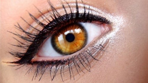 3 formas Incríveis de delinear seus olhos 3 formas Incríveis de delinear seus olhos