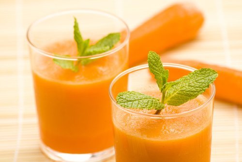 1749208028 6 6 sucos saudaveis para prevenir e tratar a anemia suco-de-cenoura-tratar-anemia