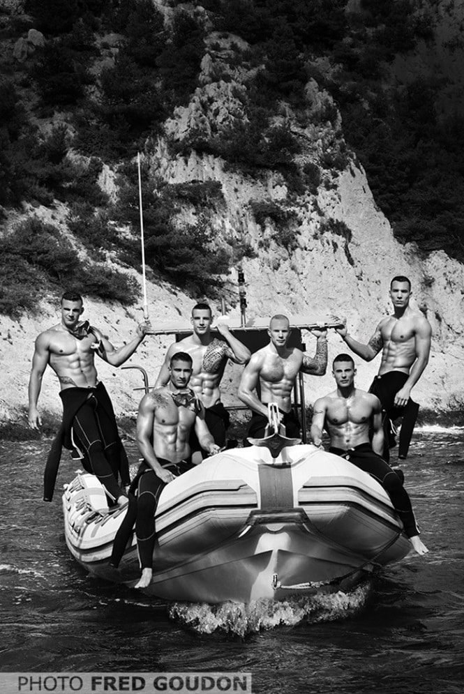 Bombeiros franceses lançam o calendário bem quente