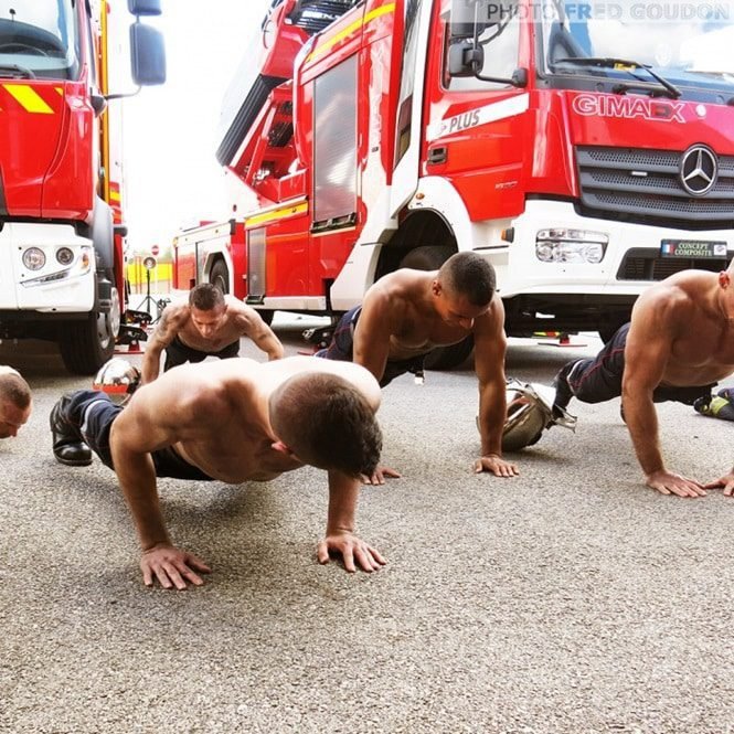 Bombeiros franceses lançam o calendário bem quente