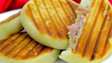 Lanche sem forno recheado com queijo e presunto