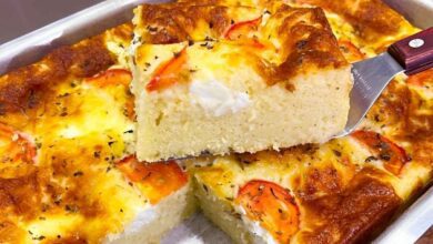 1749227347 Torta salgada para o lanche com cobertura de queijo requeijao Torta salgada para o lanche com cobertura de queijo requeijão e tomates