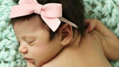 Mãe alerta após perder bebê por 1 erro ao usar faixa na cabeça