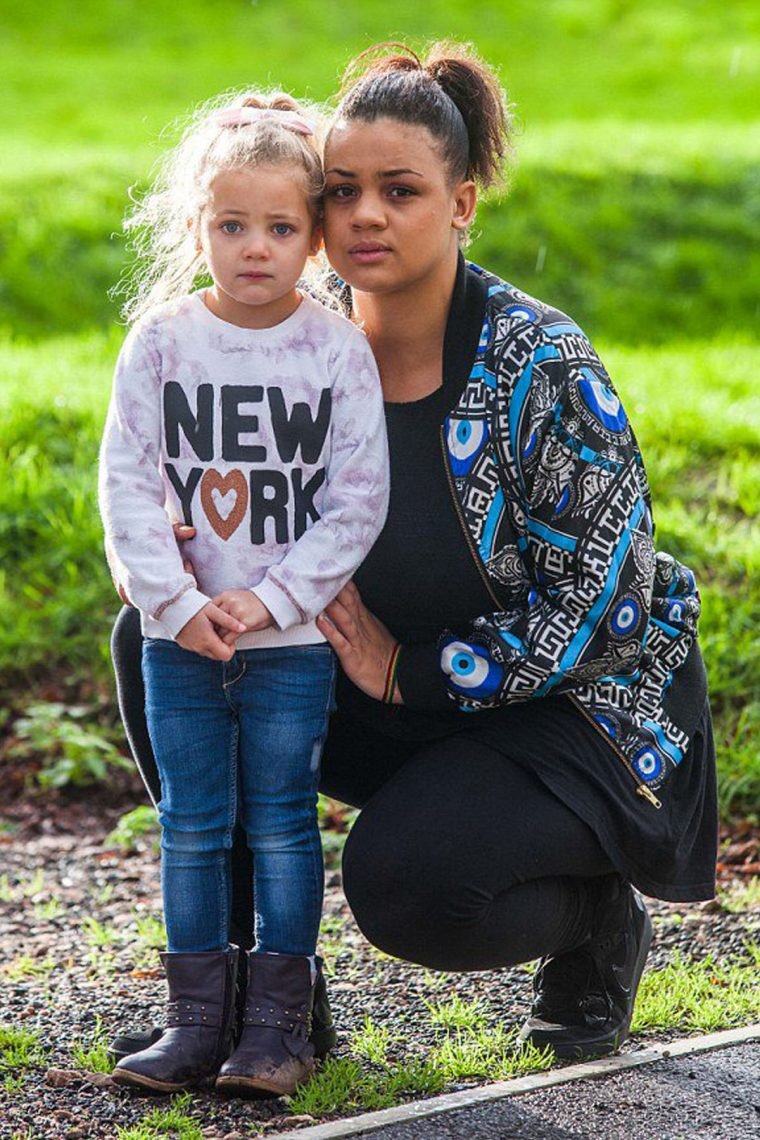 1749247029 745 Menina sai do banheiro chorando Entao sua mae ve o