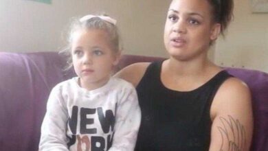 Menina sai do banheiro chorando. Então, sua mãe vê o que está em suas pernas e fica HORRORIZADA!