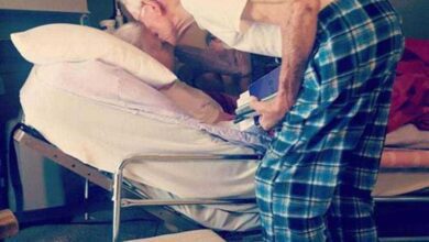 Ele sussurra algo à esposa antes dela morrer. Um ano depois, sua neta vê isso e descobre a verdade