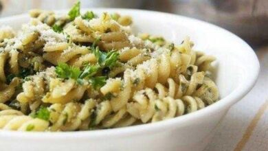 Macarrão parafuso ao molho pesto
