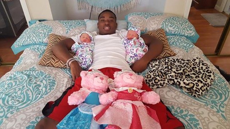 1749249308 527 O queixo desse casal caiu ao ver suas gemeas