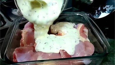 Frango com creme de cebola caseiro fica suculento e saboroso como nenhuma outra receita