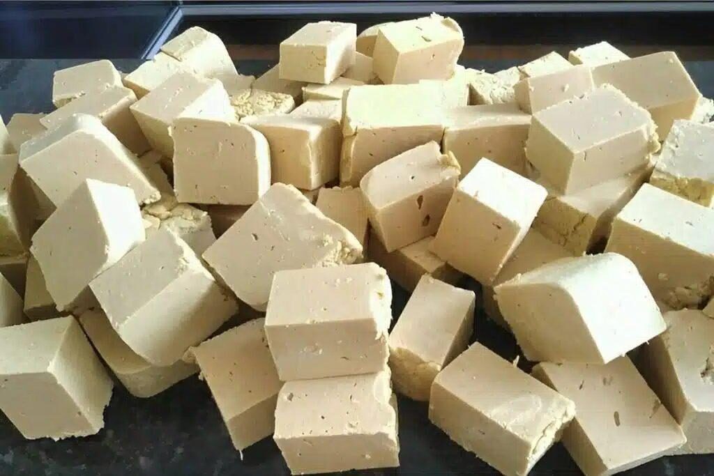 Sabão de óleo usado para evitar o desperdício e fazer um sabão poderoso pra lavar casa e roupas