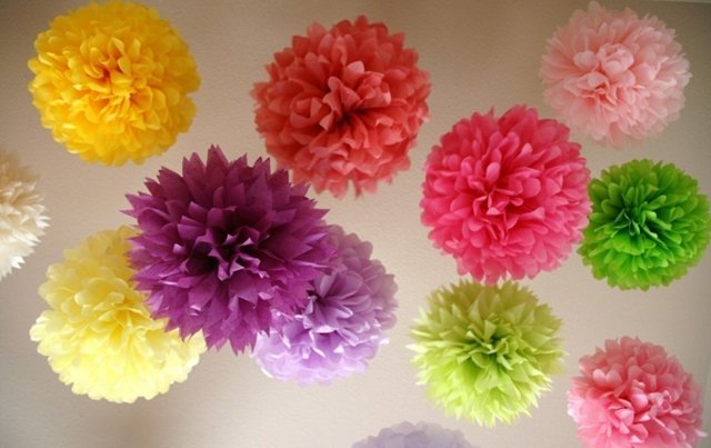 pompons de papel pendurados