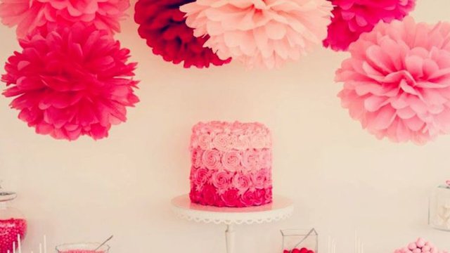 pompons de papel vinho