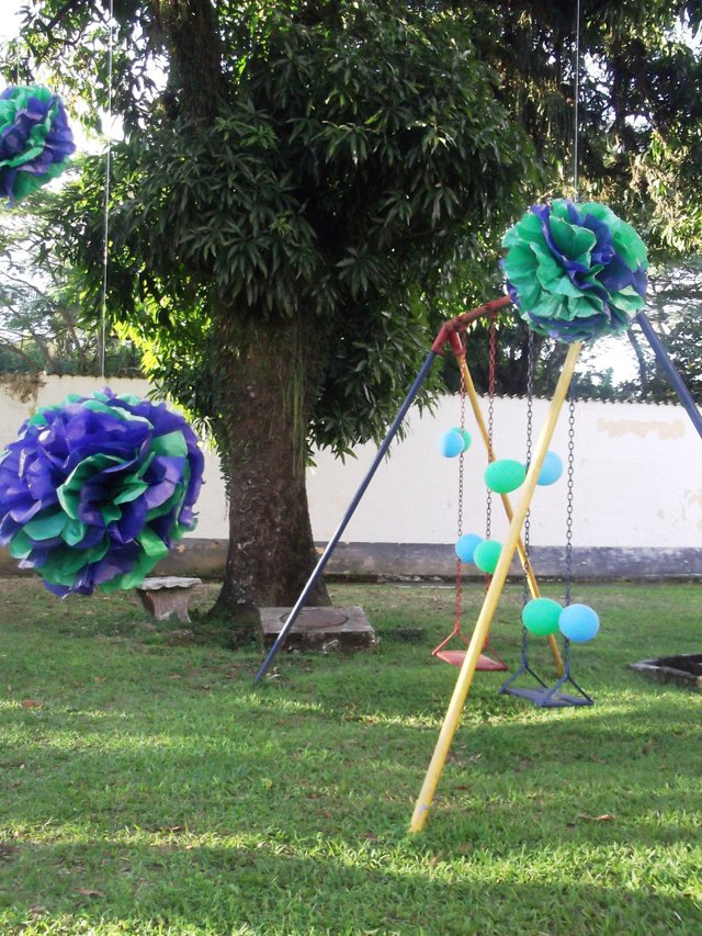 pompons de papel na festa