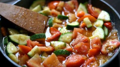 Esta receita de tomate refogado com abobrinha é uma opção fácil e saudável para o jantar, além de ser vegetariana e sem glúten. Faça hoje!
