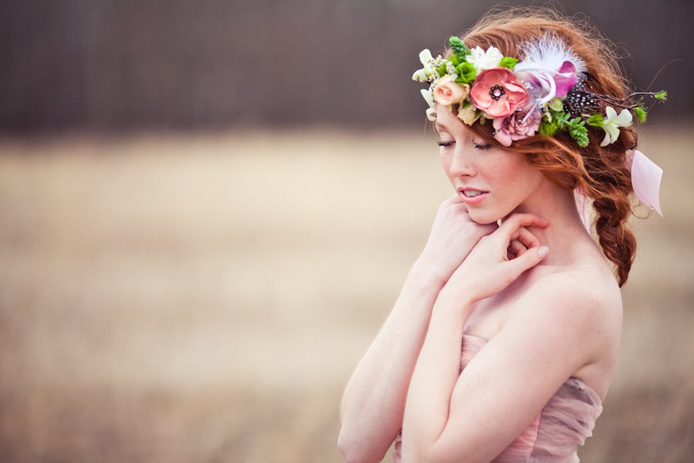 coroa com flores coloridas