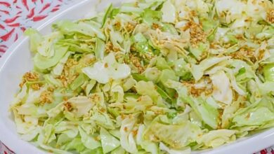 Repolho rasgado ao alho e óleo perfeito para a entrada da sua refeição