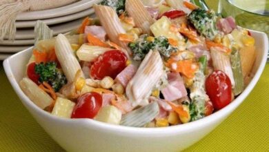 Salada de macarrão com legumes e frios