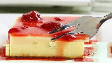 Torta de chocolate branco com calda de morango d