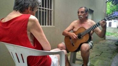 Marido faz serenata todos os dias para mulher que enfrenta o Alzheimer