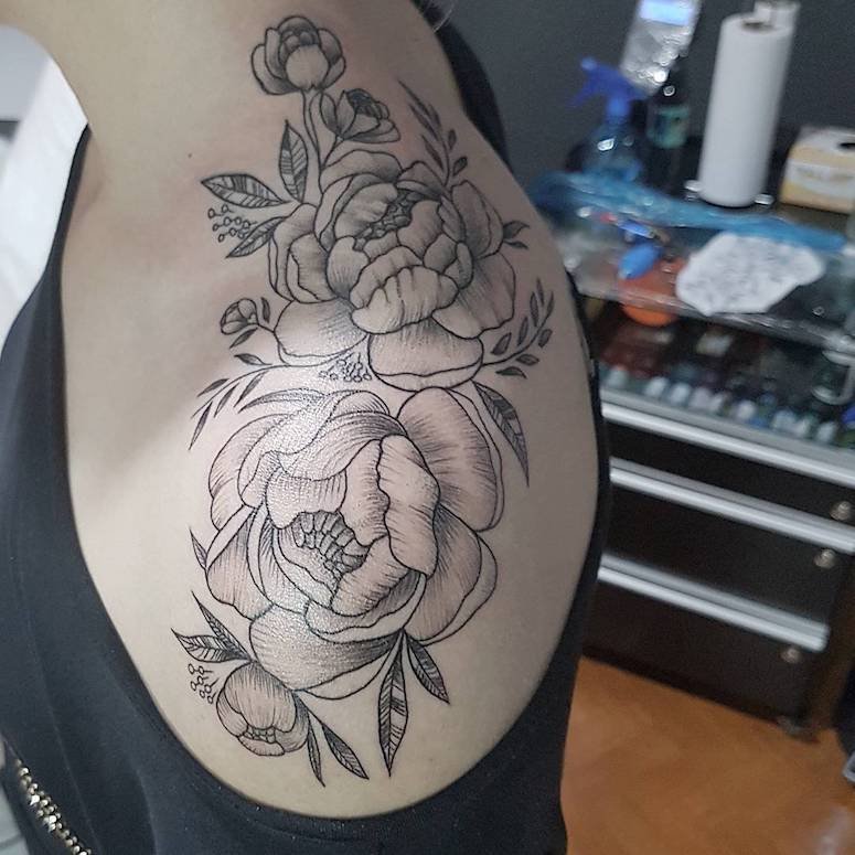 1749744668 595 100 Ideias de tatuagens femininas no ombro 100 imagens de tatuagens femininas no ombro para te inspirar