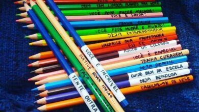 Mãe cola frases de incentivo nos lápis de cor da filha e emociona