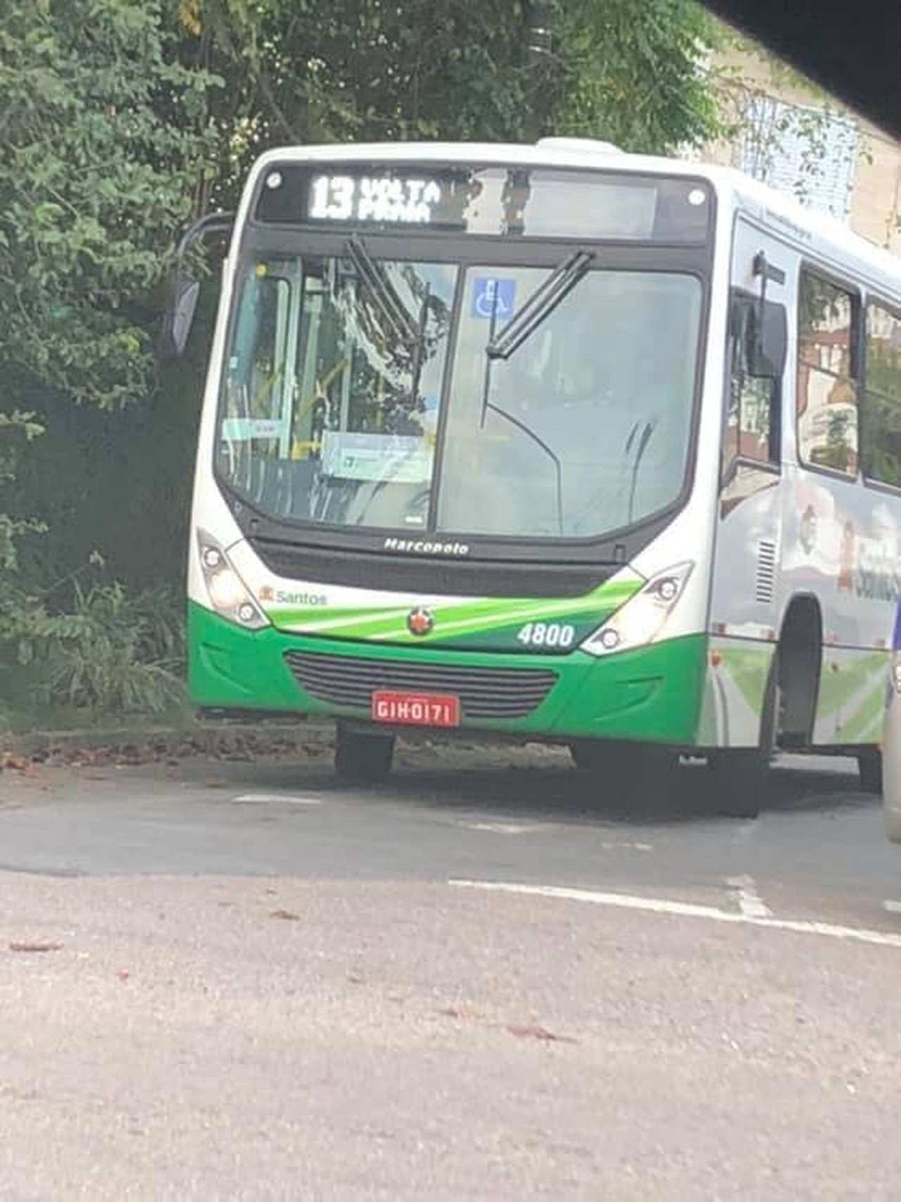 Motorista viraliza na web ao parar ônibus para ajudar mulher cega a atravessar a rua em SP
