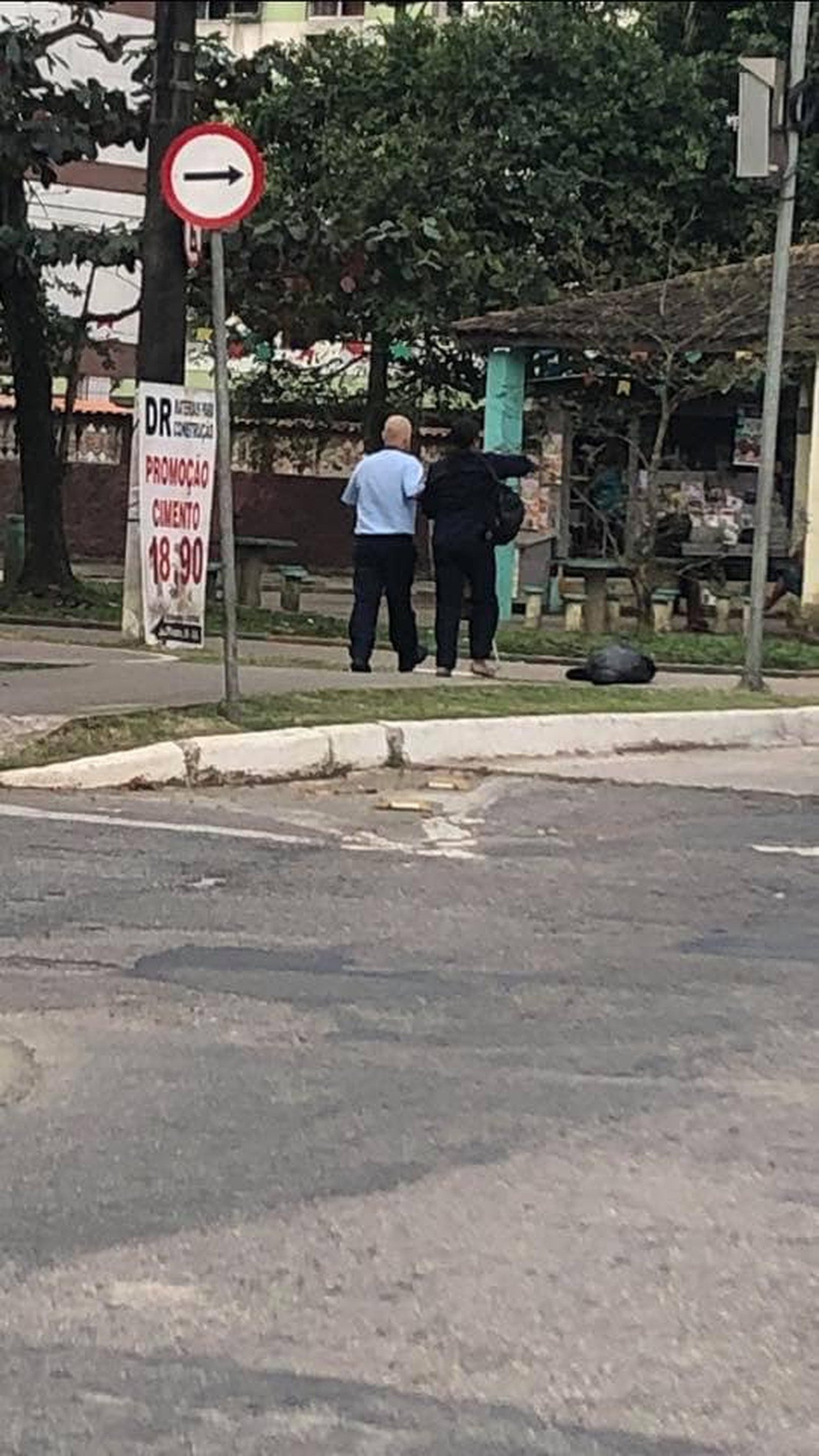 Motorista viraliza na web ao parar ônibus para ajudar mulher cega a atravessar a rua em SP