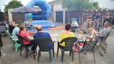 Vizinhos fazem churrasco para comemorar mudança de vizinha problemática