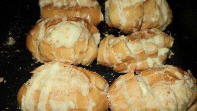 Pão francês assado com creme de alho