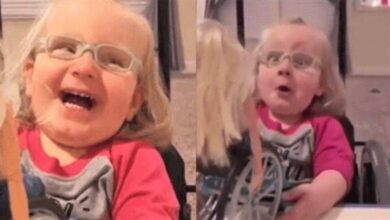 Menina de 2 anos se encantou com boneca Barbie que é parecida com ela